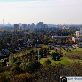 Rund um den Kienberg gibt es viele tolle Fotomotive und auch die Aussicht selbst ist natürlich bei gutem Wetter ein Foto wert!

#fotografie #photography #photooftheday #blatt #grün #kienberg #wald #leaves🍁 #seilbahn #ropeway #cablecar #skyline #nacht #licht #laterne #herbst #fall #autumn #forest #natur #naturfotografie #nature #naturephotography #marzahnhellersdorf #mahe #marzahn #berlin

________

Mein Equipment:
Canon EOS 250D
Canon EF-S 18-55mm f/3.5-5.6 IS STM
Canon EF 75-300mm f/4-5.6 III
Rollei Premium UV Filter
Rollei & Hama Stative
GODEX LED Videoleuchte

________
© mahe.pictures
Alle Rechte an den Bildern liegen bei @mahe.pictures
Auf Anfrage per DM können im Falle von nicht kommerzieller Nutzung Creative Commons Lizenzen geschlossen werden.