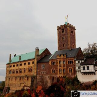 Die @wartburg_unesco_welterbe beherbergte #martin #luther als er verfolgt wurde und die #bibel übersetzte. Sie ist immernoch ein geschichtsträchtiger Ort.

#fotografie #photography #photooftheday #burg #bible #wartburg #natur #naturfotografie #nature #naturephotography #marzahnhellersdorf #mahe  #marzahn #berlin

________

Mein Equipment:
Canon EOS 250D
Canon EF-S 18-55mm f/3.5-5.6 IS STM
Canon EF 75-300mm f/4-5.6 III
Rollei Premium UV Filter
Rollei & Hama Stative
GODEX LED Videoleuchte

________
© mahe.pictures 
Alle Rechte an den Bildern liegen bei @mahe.pictures 
Auf Anfrage per DM können im Falle von nicht kommerzieller Nutzung Creative Commons Lizenzen geschlossen werden.