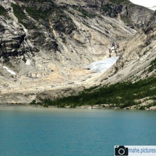 Die Gletscherseen in #norwegen lassen jedes Fotografenherz höher schlagen!
Das natürliche #blau und die Klarheit des Wassers sind einfach wunderschön.
Aber auch die #gletscher sind einfach nur zu bewundern.

#norway #fotografie #photography #photooftheday #eis #wasser #wasserfall #blue #natur #glaciers #glacier #gletschersee #naturfotografie #nature #naturephotography

________

Mein Equipment:
Canon EOS 250D
Canon EF-S 18-55mm f/3.5-5.6 IS STM
Canon EF 75-300mm f/4-5.6 III
Rollei Premium UV Filter
ISY, Rollei & Hama Stative
GODEX LED Videoleuchte

________
© mahe.pictures
Alle Rechte an den Bildern liegen bei @mahe.pictures
Auf Anfrage per DM können im Falle von nicht kommerzieller Nutzung Creative Commons Lizenzen geschlossen werden.