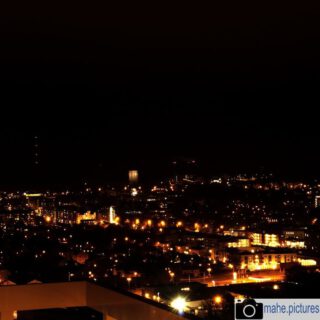 Von #norwegen geht es zu einem kurzen Abstecher nach #schweden in die Kleinstadt #växjö 
Städte sehen bei Nacht oft sehr schön aus, wenn man sie mit einer Langzeitbelichtung zum Leuchten bringt.

#fotografie #photography #photooftheday #licht #stadt #rot #sweden #light #night #nacht #nachtfotografie #nightphotography #nightphoto #langzeitbelichtung 

________

Mein Equipment:
Canon EOS 250D
Canon EF-S 18-55mm f/3.5-5.6 IS STM
Canon EF 75-300mm f/4-5.6 III
Rollei Premium UV Filter
Rollei & Hama Stative
GODEX LED Videoleuchte

________
© mahe.pictures
Alle Rechte an den Bildern liegen bei @mahe.pictures
Auf Anfrage per DM können im Falle von nicht kommerzieller Nutzung Creative Commons Lizenzen geschlossen werden.